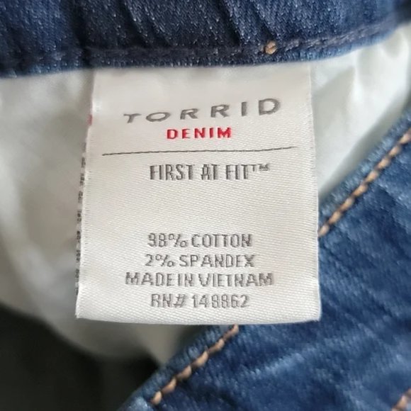 NWT TORRID SHORTS BERMUDA BOYFRIEND VINTAGE STRETCH DISTRESSED 10" INSEAM FRAYED - Picture 8 of 11
